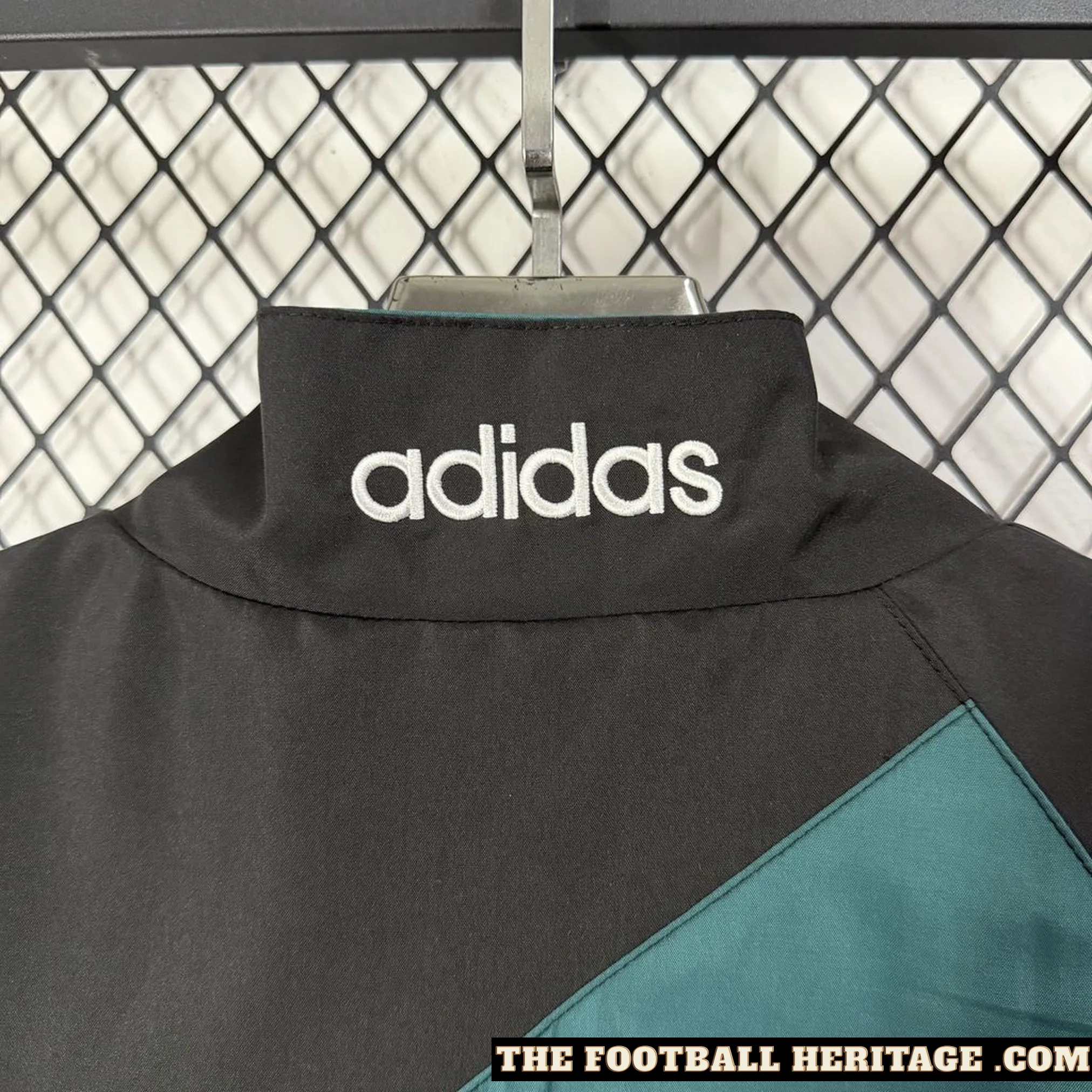 1995/96 Liverpool Retro Windbreaker - Image 3